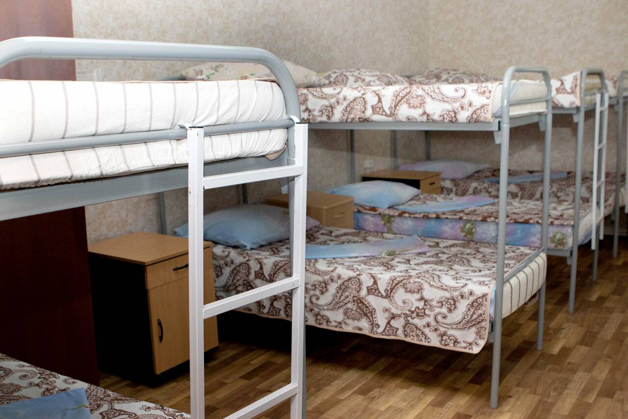 Спальное место на двухъярусной кровати в общем номере для мужчин и женщин